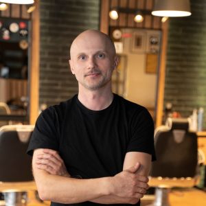 Zbyszek - mistrz fryzjerstwa męskiego z wieloletnim stażem w Kaliszu