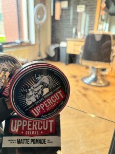 Produkty fryzjerskie Uppercut, Reuzel i Marmara w Barber Shopie – idealne dla mężczyzn dbających o styl i jakość pielęgnacji włosów.