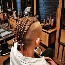 Warkoczyki męskie Cornrows z precyzyjnym cieniowaniem. Modne fryzury męskie w stylu braids, wykonane w FORMEN Barbershop Kalisz.