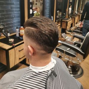 Side Part fryzura męska, fryzura z przedziałkiem, klasyczne strzyżenie męskie, Barbershop Kalisz elegancja.